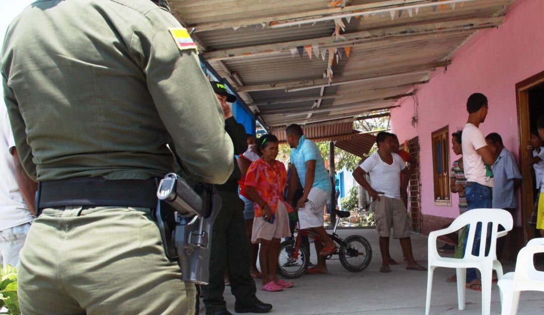 Familiares denuncian que un policía lo asesinó estando esposado cuando intentaba escapar de la estación