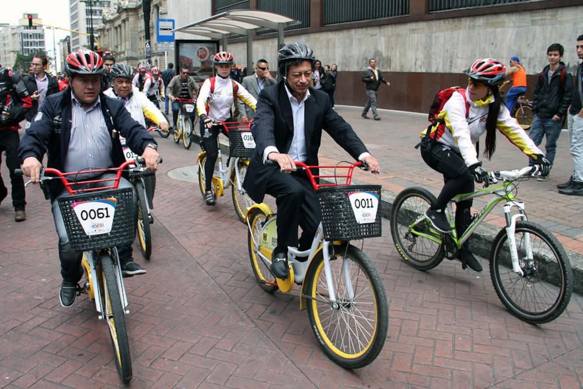 El alcalde de Bogotá, Gustavo Petro, dio inicio al servicio de préstamo gratuito de bicicletas en el marco de la peatonalización del Eje Ambiental.