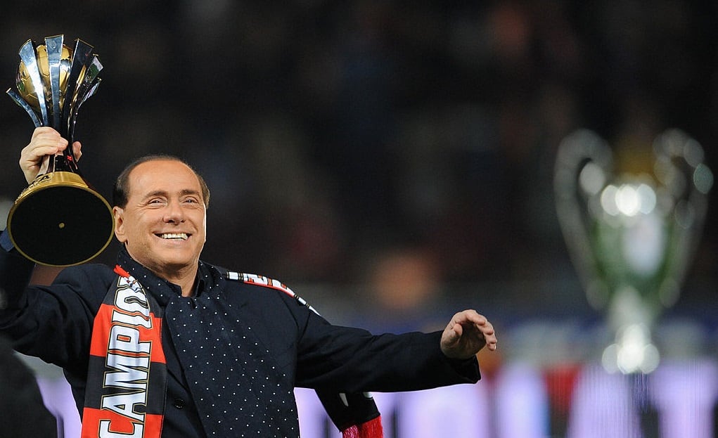 Silvio Berlusconi con el trofeo del Mundial de Clubes ganado por el Milan en 2008 (Photo credit should read ALBERTO PIZZOLI/AFP via Getty Images)