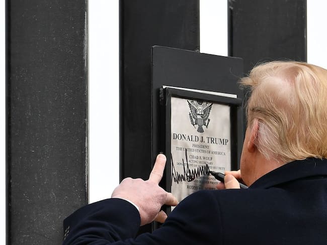 El presidente Donald Trump durante su visita al muro fronterizo que divide México con EE.UU. en Texas. 