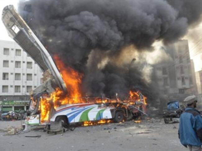 Mueren 16 niños y una maestra en incendio de bus escolar en Pakistán
