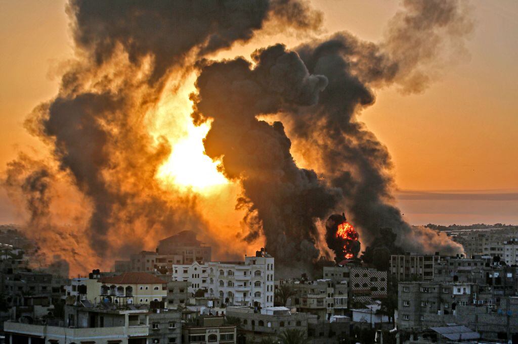 Un incendio arde al amanecer en Khan Yunish tras un ataque aéreo israelí contra objetivos en el sur de la Franja de Gaza / Foto: YOUSSEF MASSOUD / AFP) (Photo by YOUSSEF MASSOUD/AFP via Getty Images)