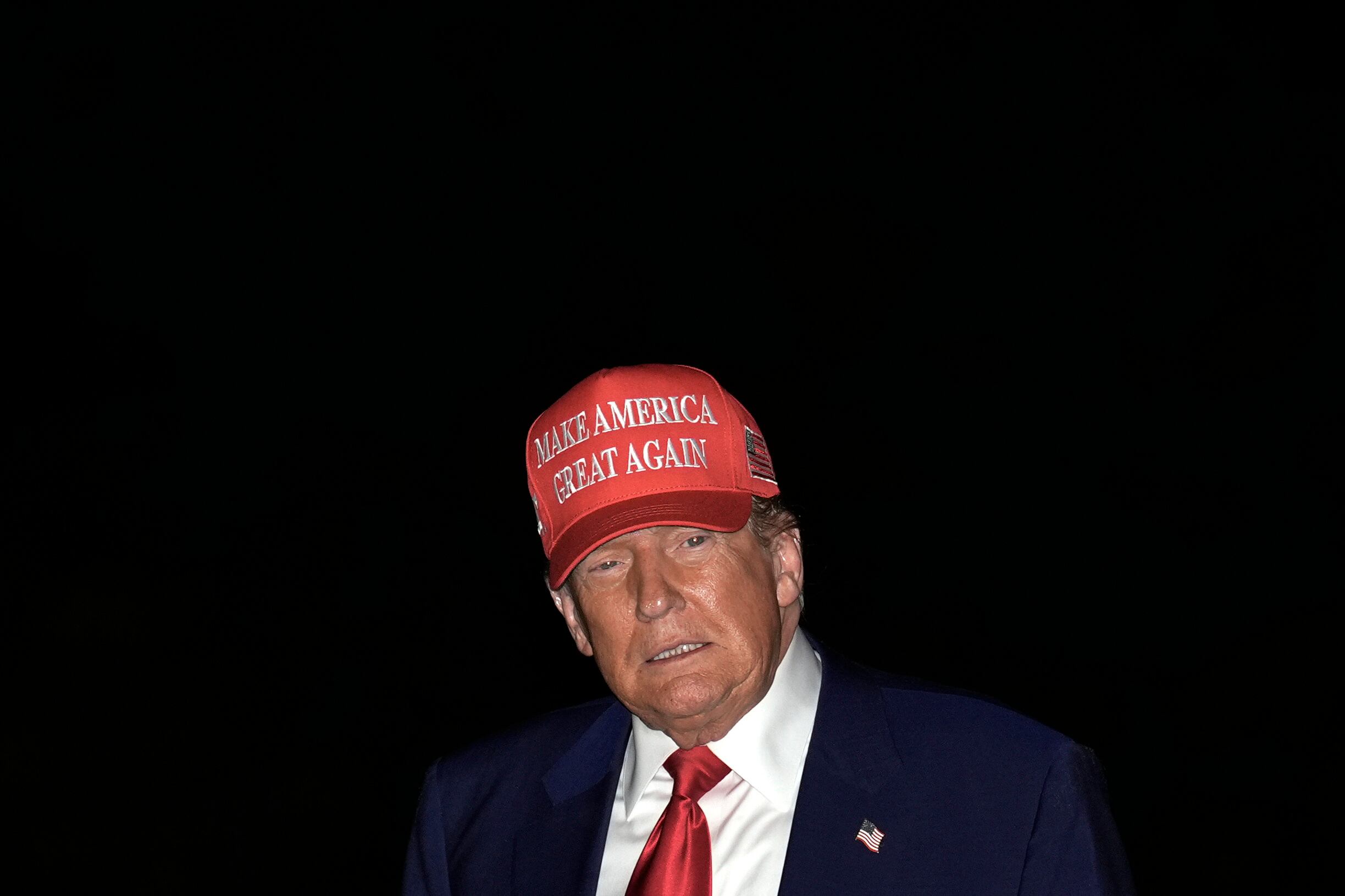 Washington (USA), 30/04/2025.- US President Donald Trump returns to the White House in Washington, DC, USA, 29 April 2025 after a rally to mark his 100th day in office in Michigan. EFE/EPA/Yuri Gripas / POOL