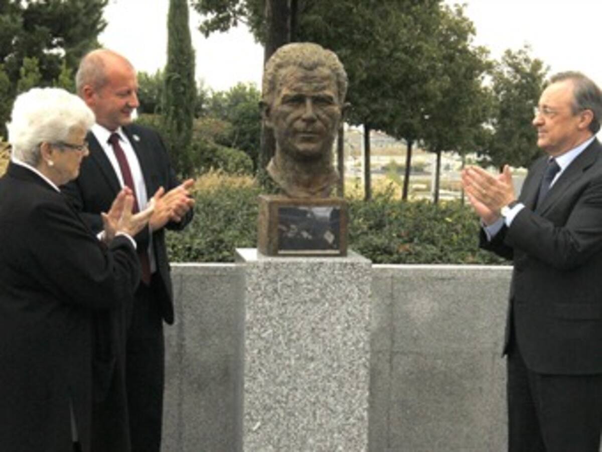 Presidente de Real Madrid inaugura busto en honor de Puskas