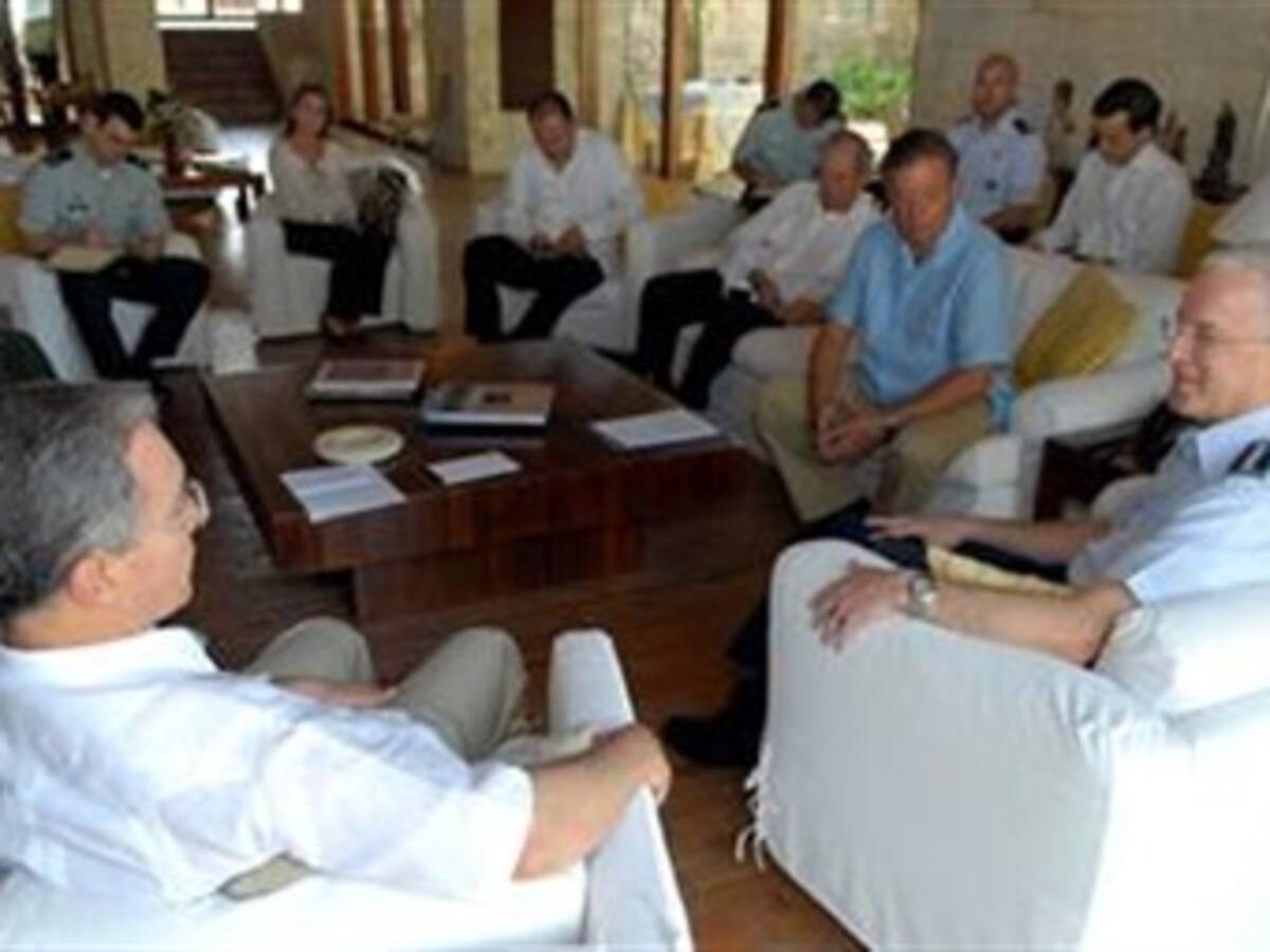 Uribe y el Comandante del Comando Sur de los EE.UU. analizaron carrera armamentista en la región
