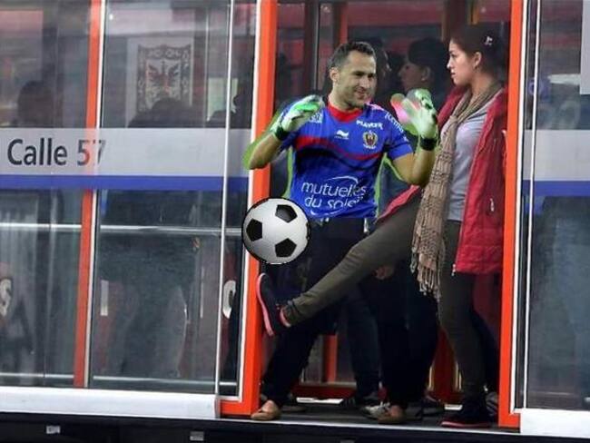 La joven que tranca una puerta de Transmilenio en 'trending topic' en Twitter e inspiró varios chistes gráficos.