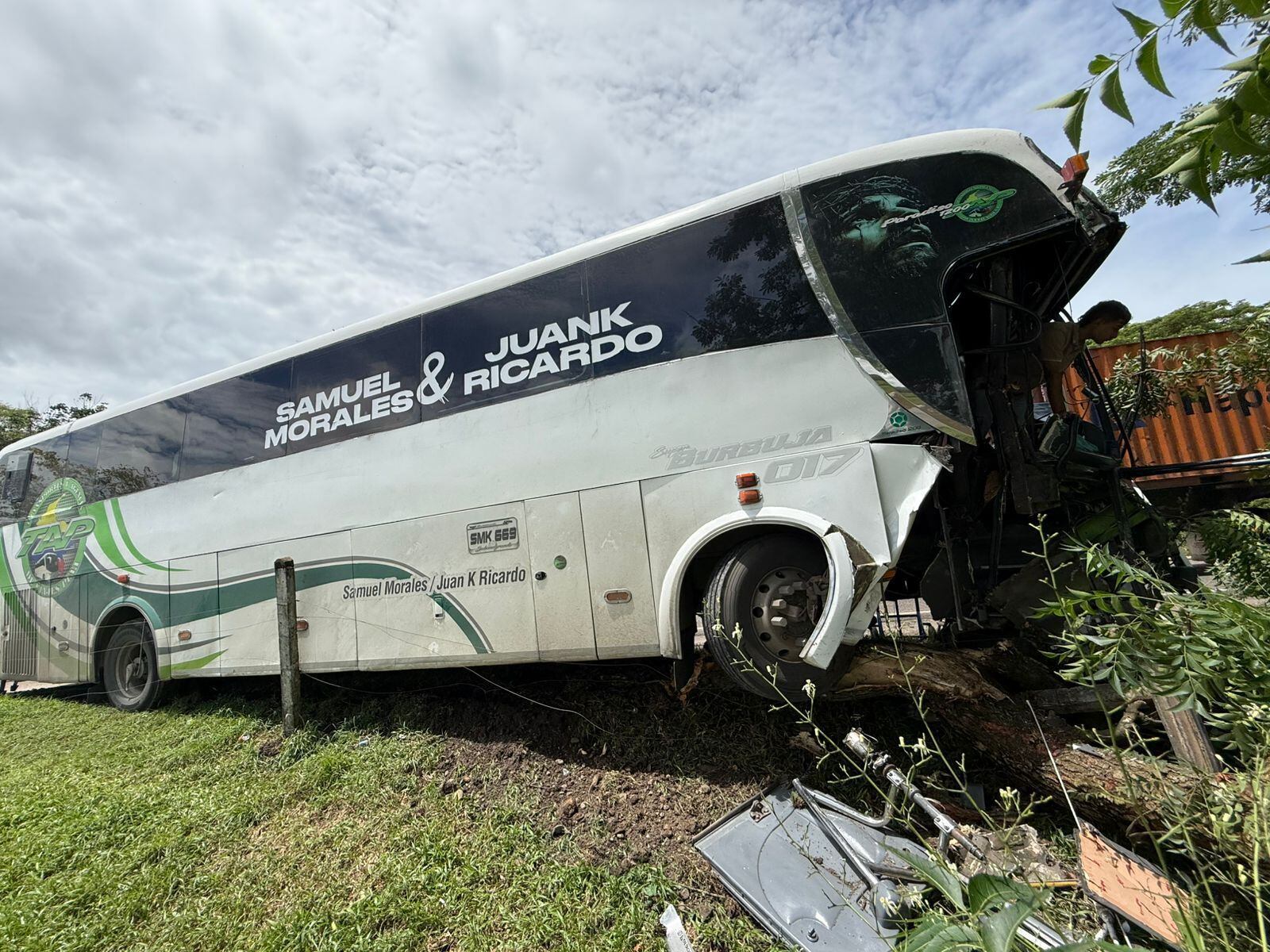 Así quedó el bus en el que se transportaban los músicos. Imagen tomada de redes sociales.