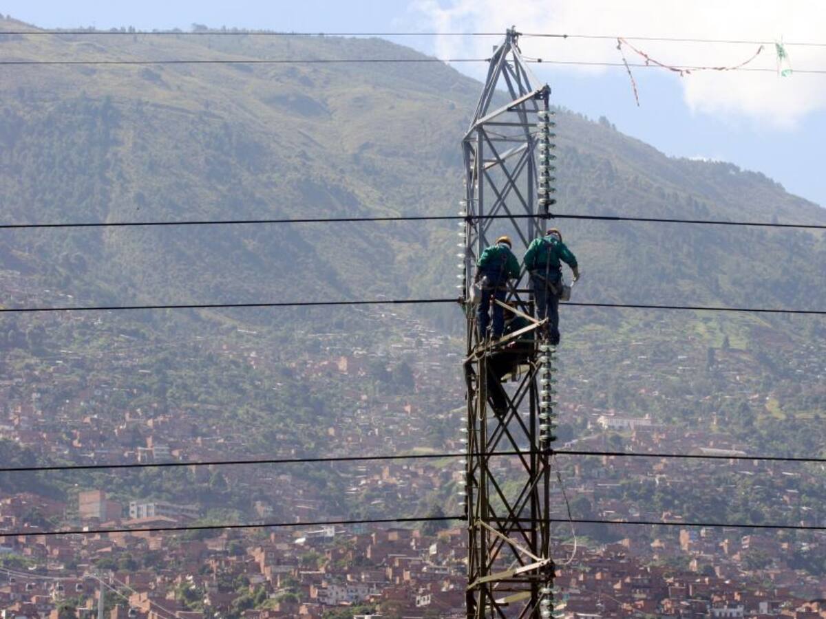 Gobierno se compromete a no subir tarifas de energía en zonas pobres