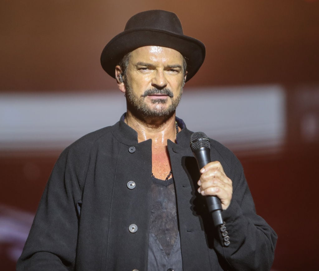 CANCUN, MEXICO - MARCH 10: Singer Ricardo Arjona performs during a concert as part of the 'Blanco y Negro Tour' at Estadio Beto Avila on March 10, 2023 in Cancun, Mexico. (Photo by Thaddaeus McAdams / Getty Images)