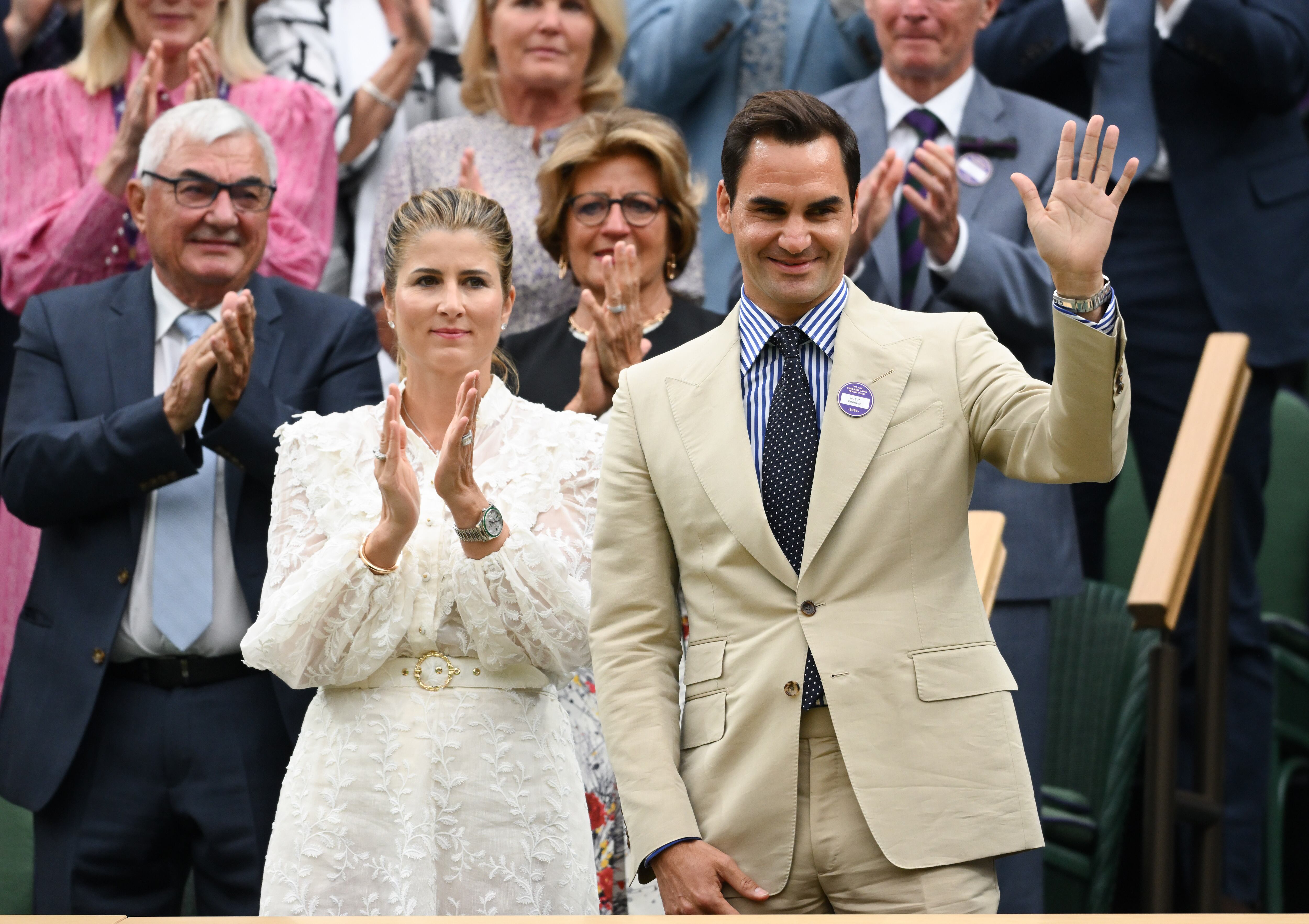 Roger Federer saluda a los aficionados presentes en la pista central. (Photo by Karwai Tang/WireImage)