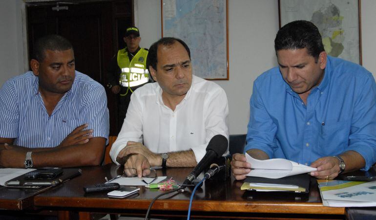 De izquierda a derecha Wilson Rojas Vanegas, Juan Carlos Gossain Rognini, gobernador de Bolívar y José Antonio Segebre Berardinelli, gobernador del Atlántico.