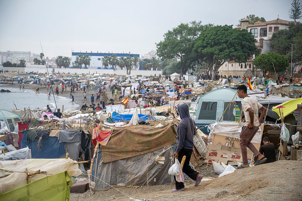 Migrantes acampando en playas de Ceuta, España. (Photo By Marcos Moreno/Europa Press via Getty Images)