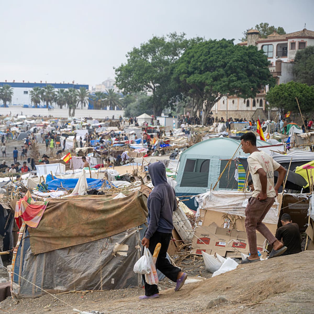 “Vivimos algo humillante, no nos tratan como personas”: migrante en Ceuta, España