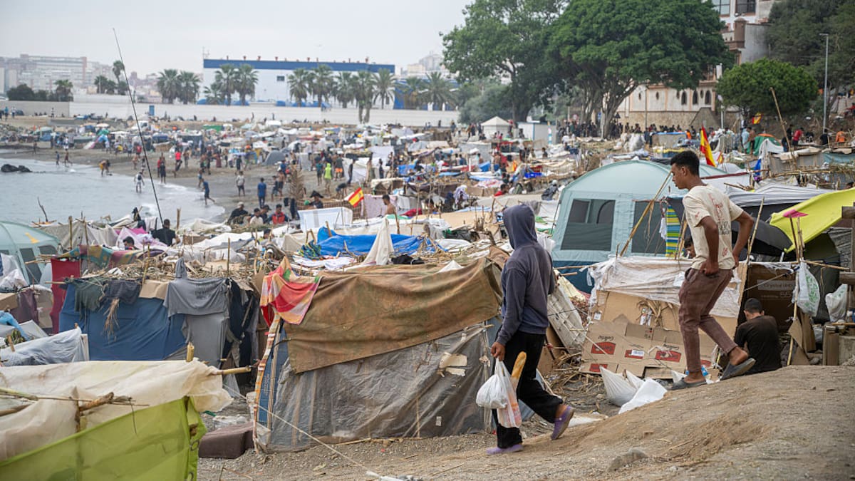 “Vivimos algo humillante, no nos tratan como personas”: migrante en Ceuta, España