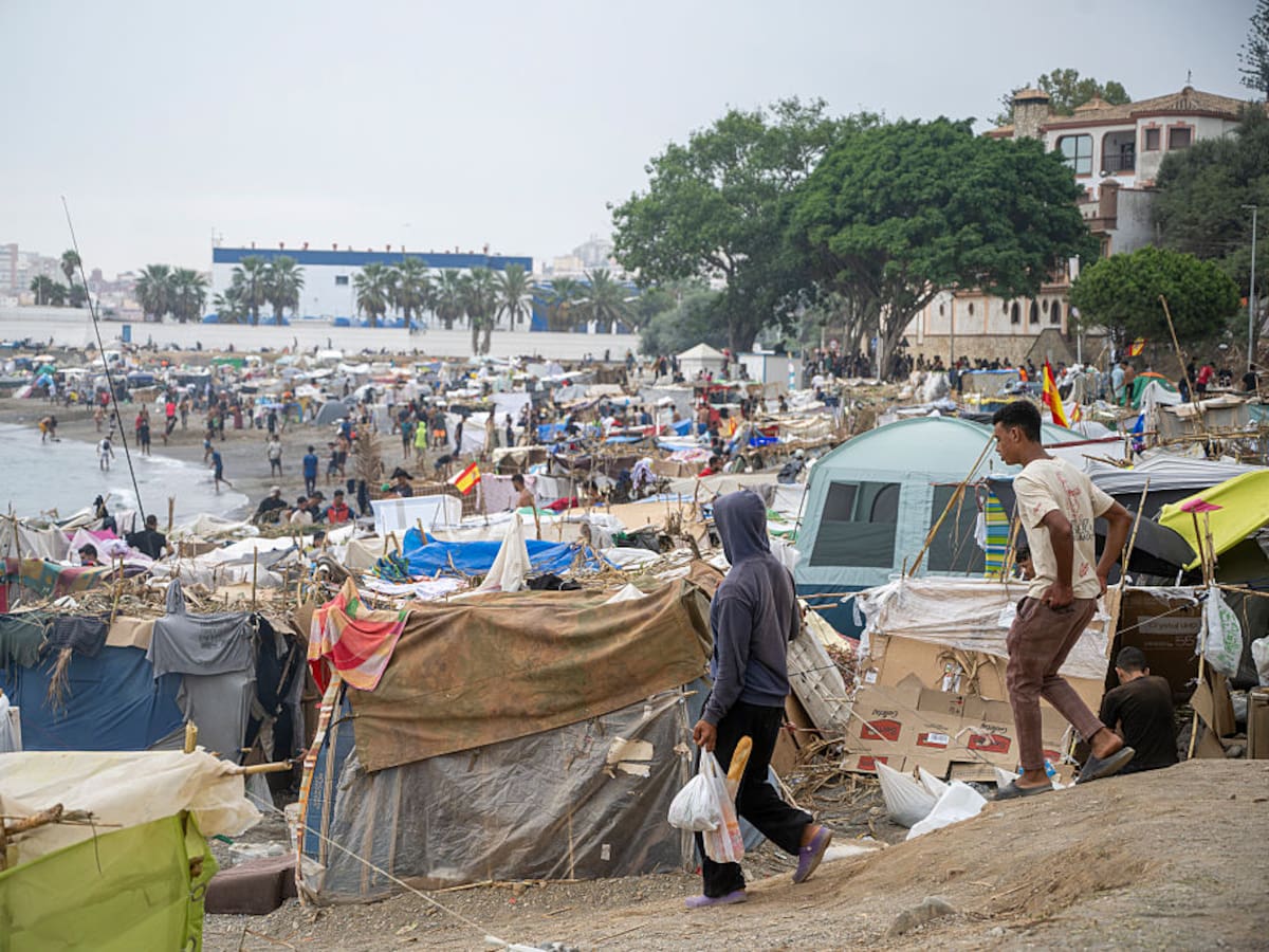 “Vivimos algo humillante, no nos tratan como personas”: migrante en Ceuta, España