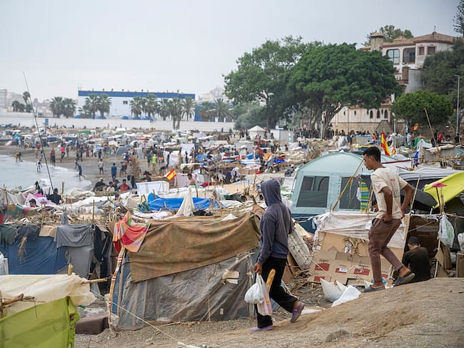 Migrantes acampando en playas de Ceuta, España. (Photo By Marcos Moreno/Europa Press via Getty Images)