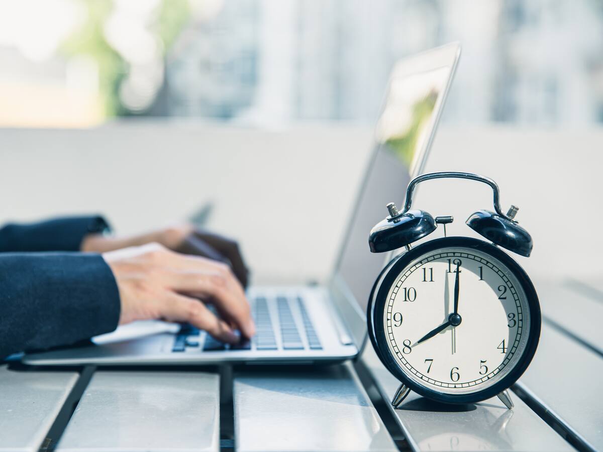 En cuánto quedó 1 hora extra diurna y nocturna en Colombia tras el salario decretado por Petro