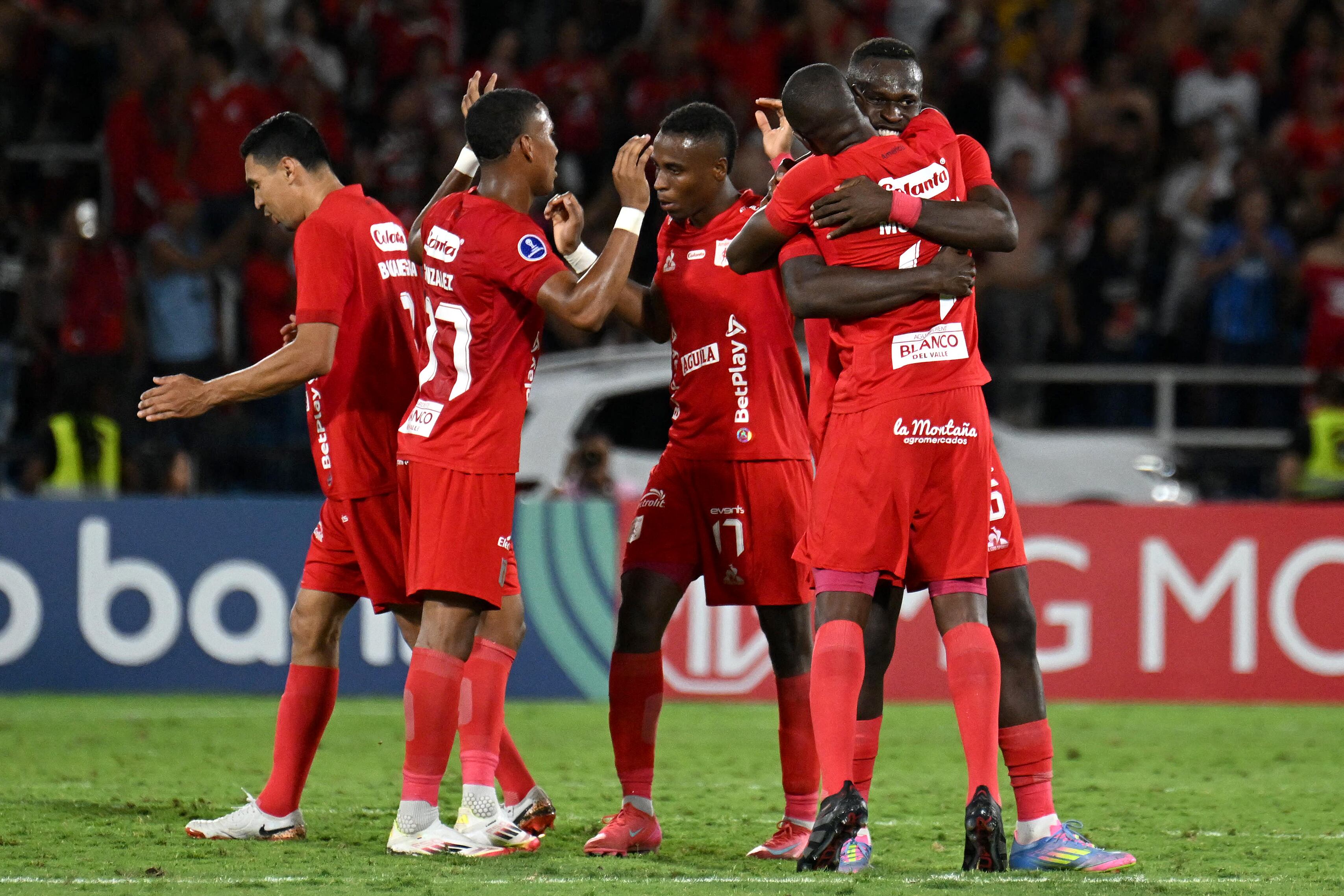 Los jugadores de América de Cali celebran el triunfo ante Bahía. (Photo by JOAQUIN SARMIENTO/AFP via Getty Images)
