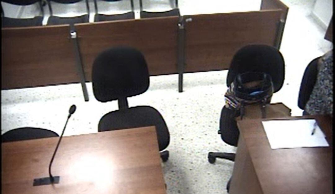 En el receso de una audiencia, una fiscal y un juez coqueteaban y por ello fueron suspendidos un mes de sus cargos 