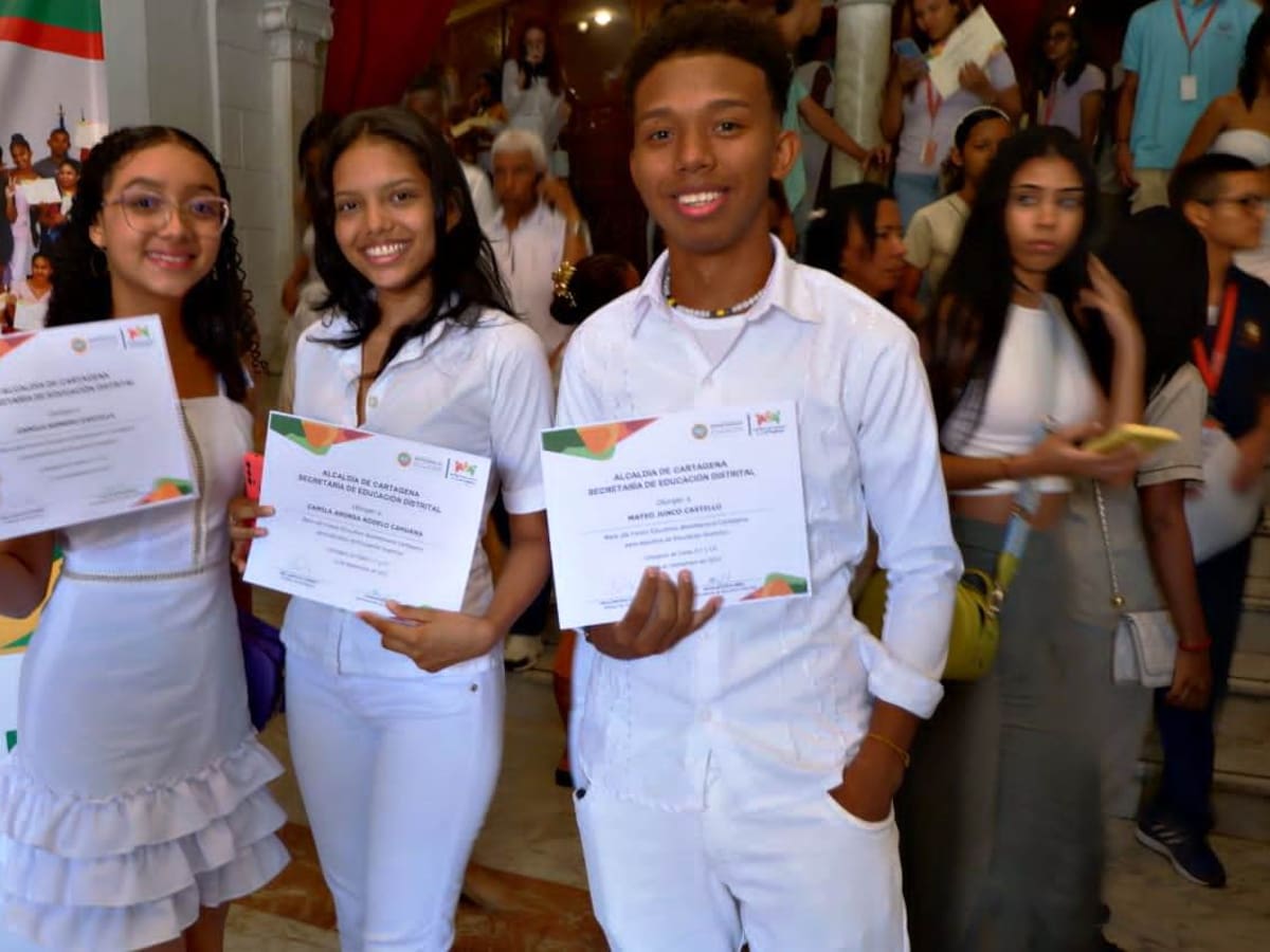 300 becas para que más jóvenes cumplan sus sueños de ir a la universidad