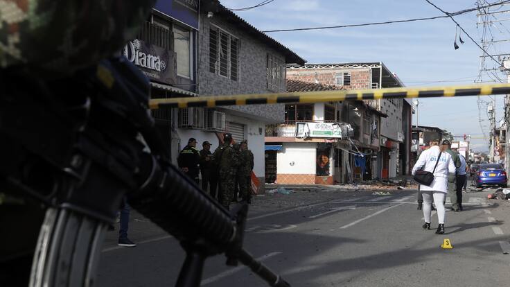 COL504. BOGOTÁ. (COLOMBIA), 20/05/2024.- Soldados del Ejército de Colombia custodian el lugar donde explotó un artefacto este lunes en Jamundí (Colombia). Al menos cinco personas resultaron heridas este lunes en un atentado perpetrado en Jamundí, en el departamento colombiano del Valle del Cauca (suroeste), mientras que los habitantes de la localidad de Morales, en el vecino departamento del Cauca, denunciaron un hostigamiento de presuntos disidentes de las FARC. EFE/Ernesto Guzmán