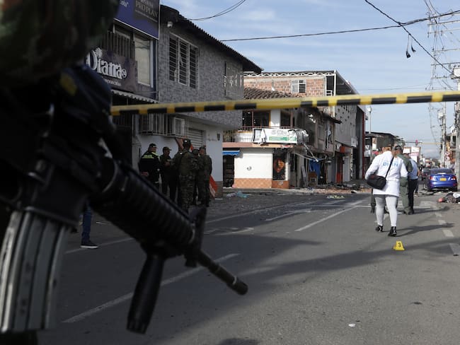 COL504. BOGOTÁ. (COLOMBIA), 20/05/2024.- Soldados del Ejército de Colombia custodian el lugar donde explotó un artefacto este lunes en Jamundí (Colombia). Al menos cinco personas resultaron heridas este lunes en un atentado perpetrado en Jamundí, en el departamento colombiano del Valle del Cauca (suroeste), mientras que los habitantes de la localidad de Morales, en el vecino departamento del Cauca, denunciaron un hostigamiento de presuntos disidentes de las FARC. EFE/Ernesto Guzmán