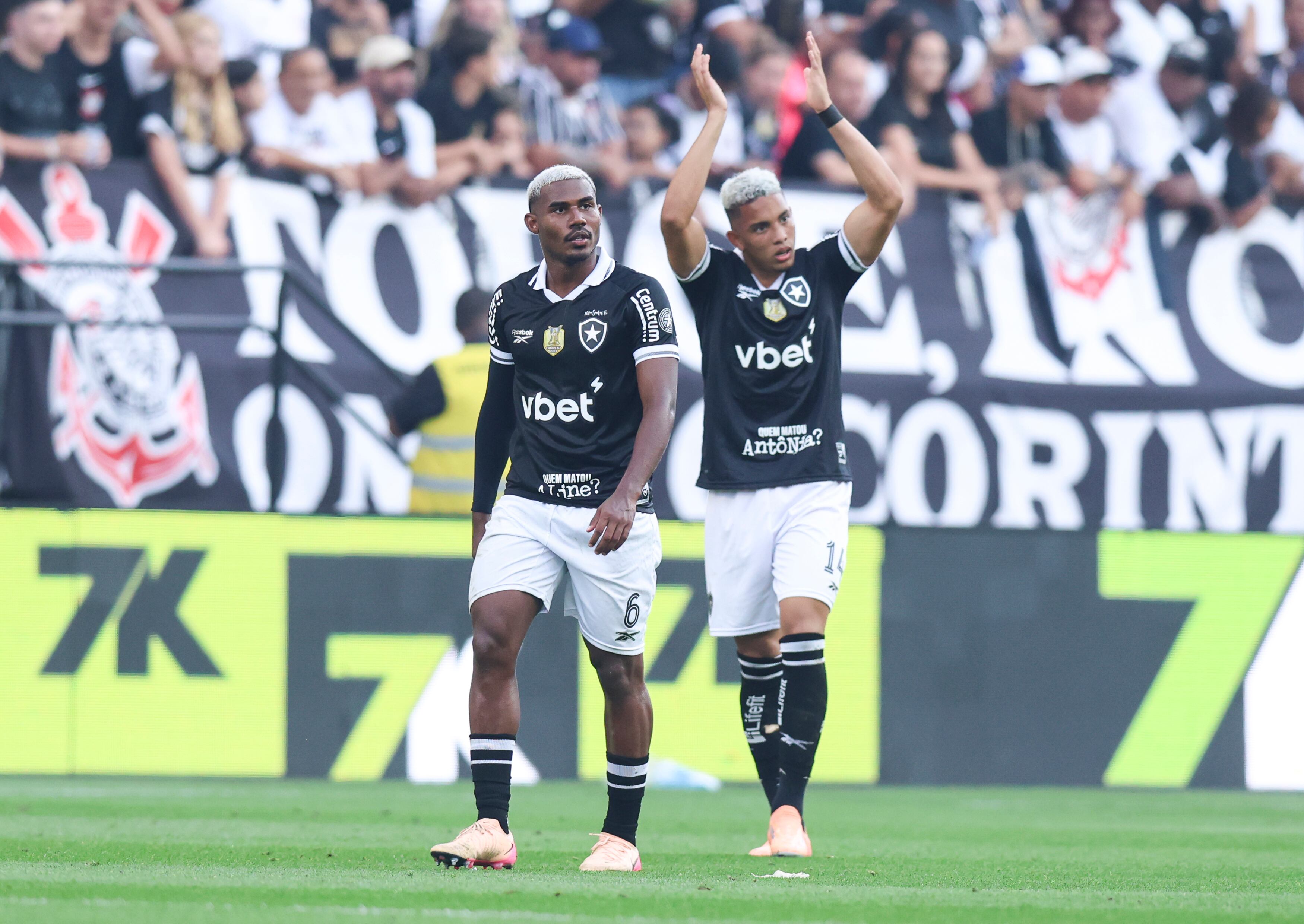 Jordan Barrera, jugador de Botafogo celebrando su gol ante Corinthians por la fecha 36 del Brasileirao 2025/Getty Images