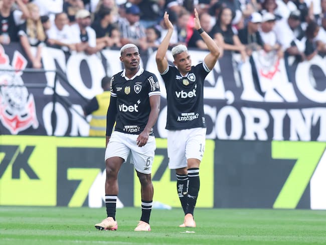 Jordan Barrera, jugador de Botafogo celebrando su gol ante Corinthians por la fecha 36 del Brasileirao 2025/Getty Images