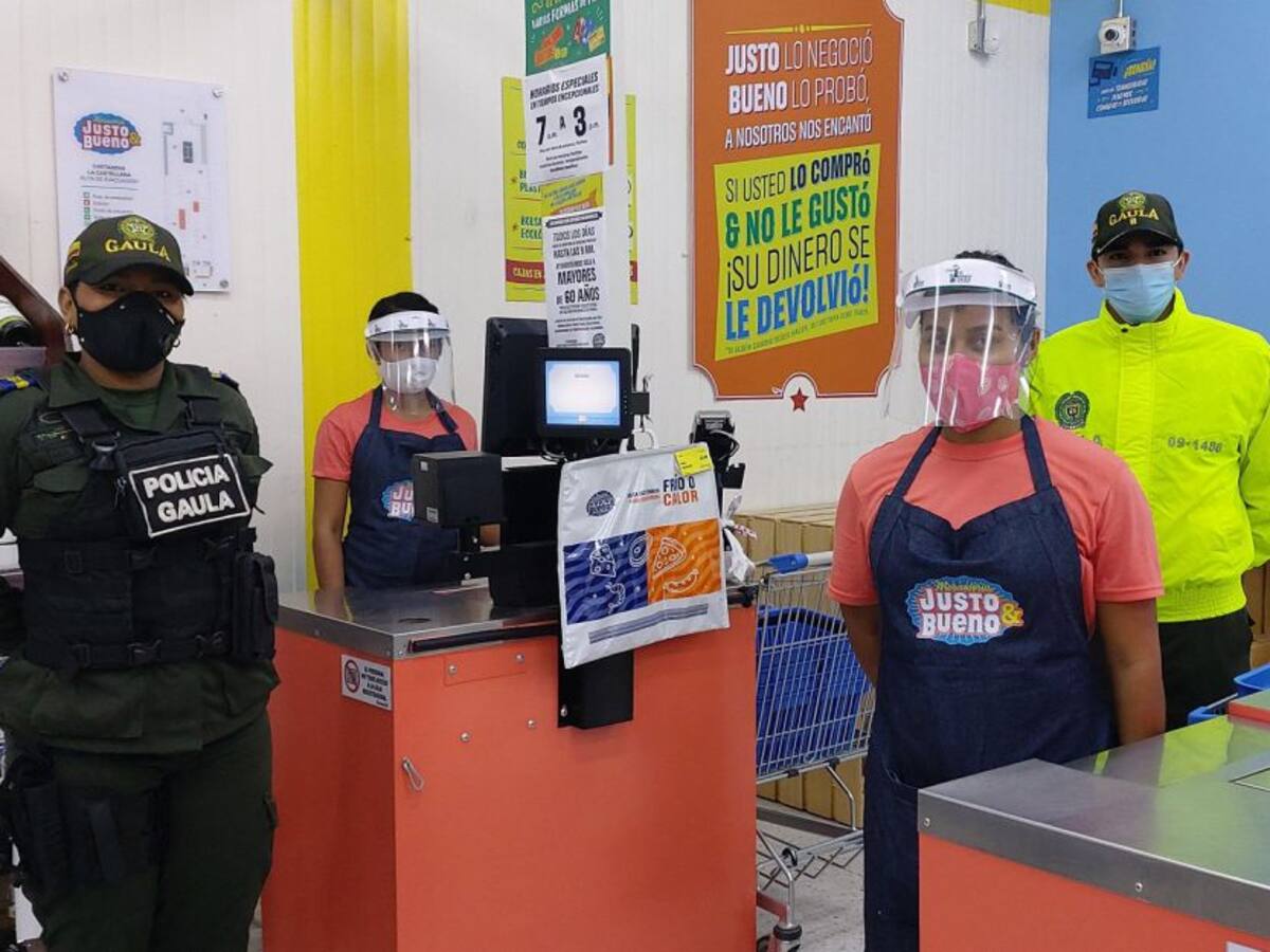 Gaula de la Policía Bolívar entrega kits de bioseguridad en supermercados