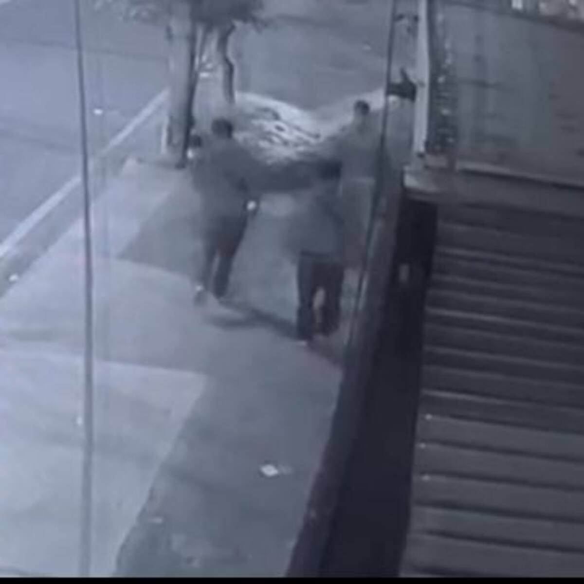 Vídeo | En Bogotá ladrones atacaron a una familia y dejaron a un hombre en una UCI