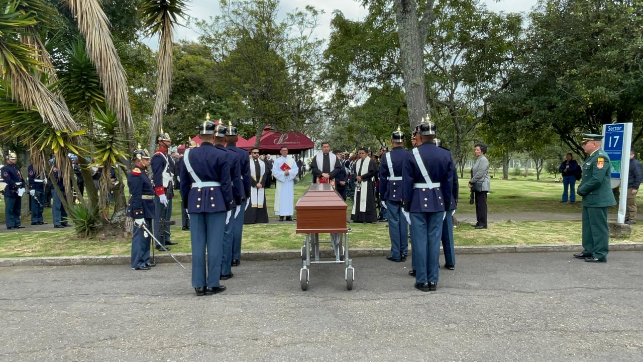 Último adiós al exvicepresidente Germán Vargas Lleras en el cementerio Jardines de Paz en el norte de Bogotá. Foto Cristina Navarro /Caracol Radio