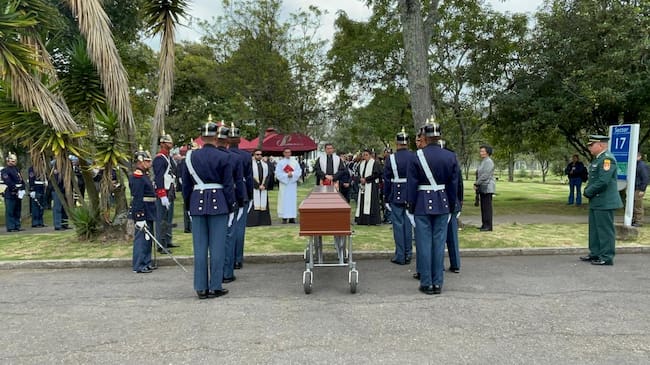 Último adiós al exvicepresidente Germán Vargas Lleras en el cementerio Jardines de Paz en el norte de Bogotá. Foto Cristina Navarro /Caracol Radio