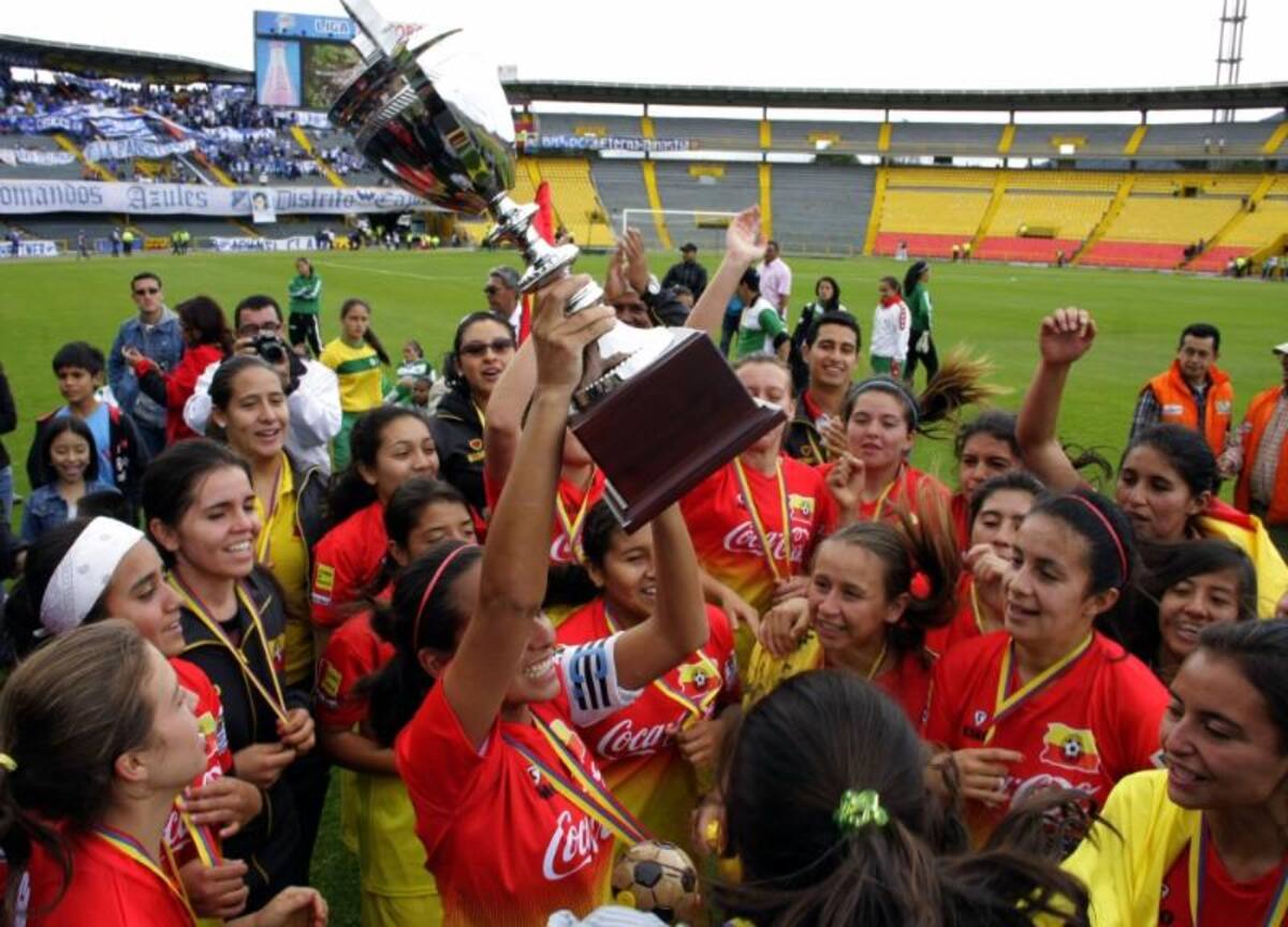 La Selección de Fútbol Femenino Sub20 de Bogotá, se coronó campeona del Campeonato Nacional de la categoría, luego de empatar 2-2 en la última fecha del cuadrangular final al representativo de Antioquia.