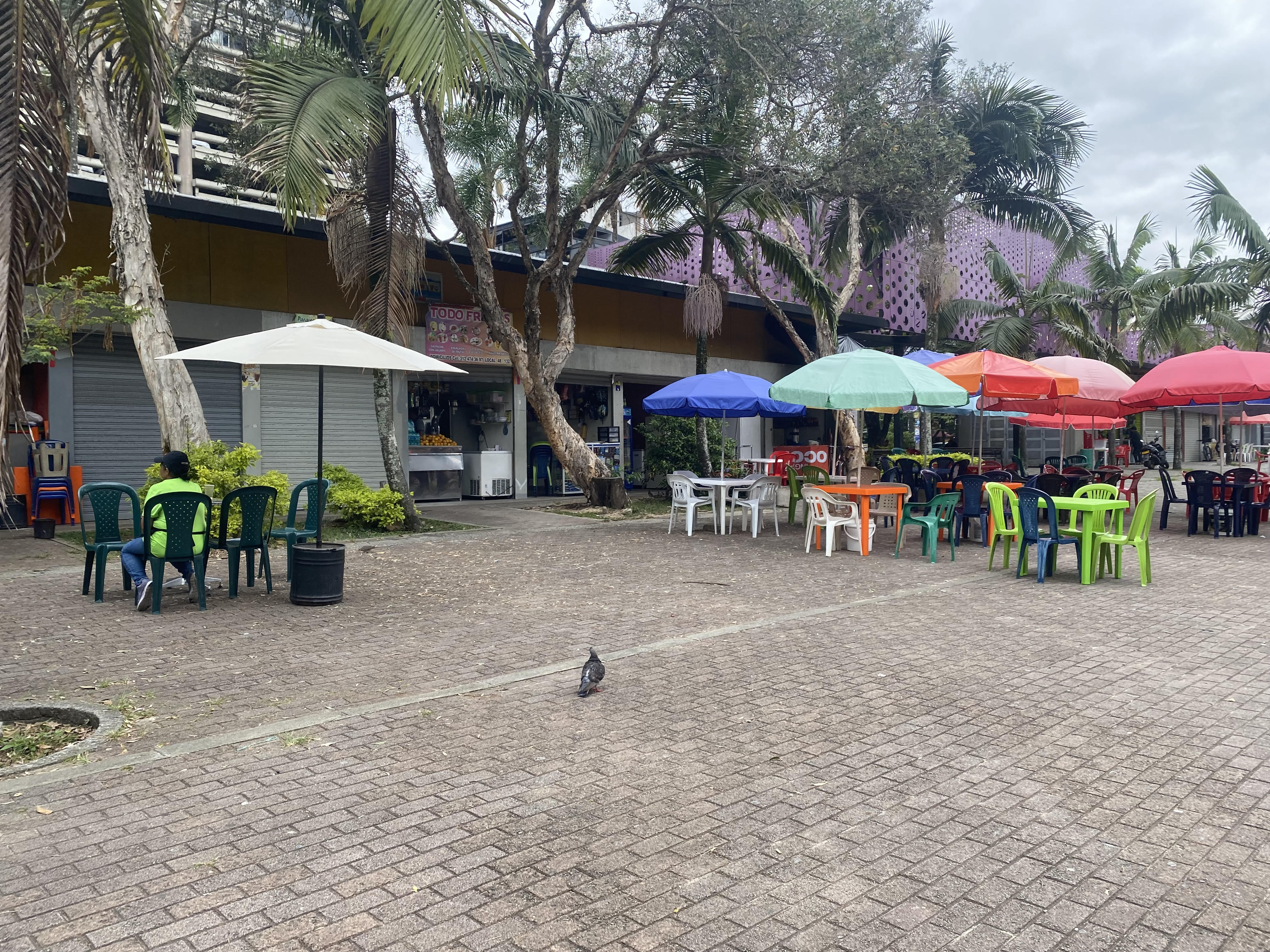 Negocios en los alrededores del estadio Atanasio Girardot de Medellín. Foto: Caracol Radio.