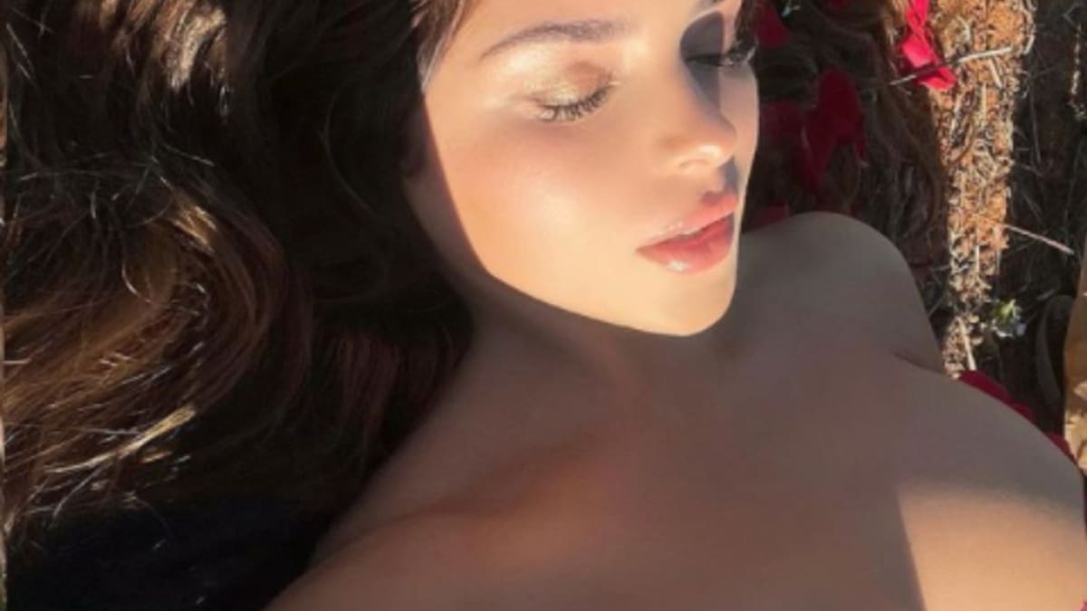 Con escote en candente lencería, Demi Rose dejó ver de más