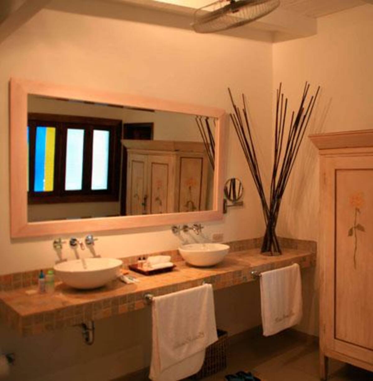 Levantarse en la mañana en un buen día soleado en el Hotel Boutique Casa Rosalía, en Valledupar, le levanta el ánimo al más triste, con esa luz brillante, viva, y ese desayuno con arepa típica vallenata preparada a la usanza de la dueña de la casa, horneadas sobre hojas del mango del patio, no deja espacio para las tristezas.