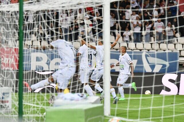 Los jugadores del Once Caldas festejan el gol del triunfo ante Bucaramanga / Colprensa.