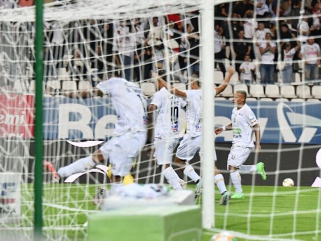 Los jugadores del Once Caldas festejan el gol del triunfo ante Bucaramanga / Colprensa.