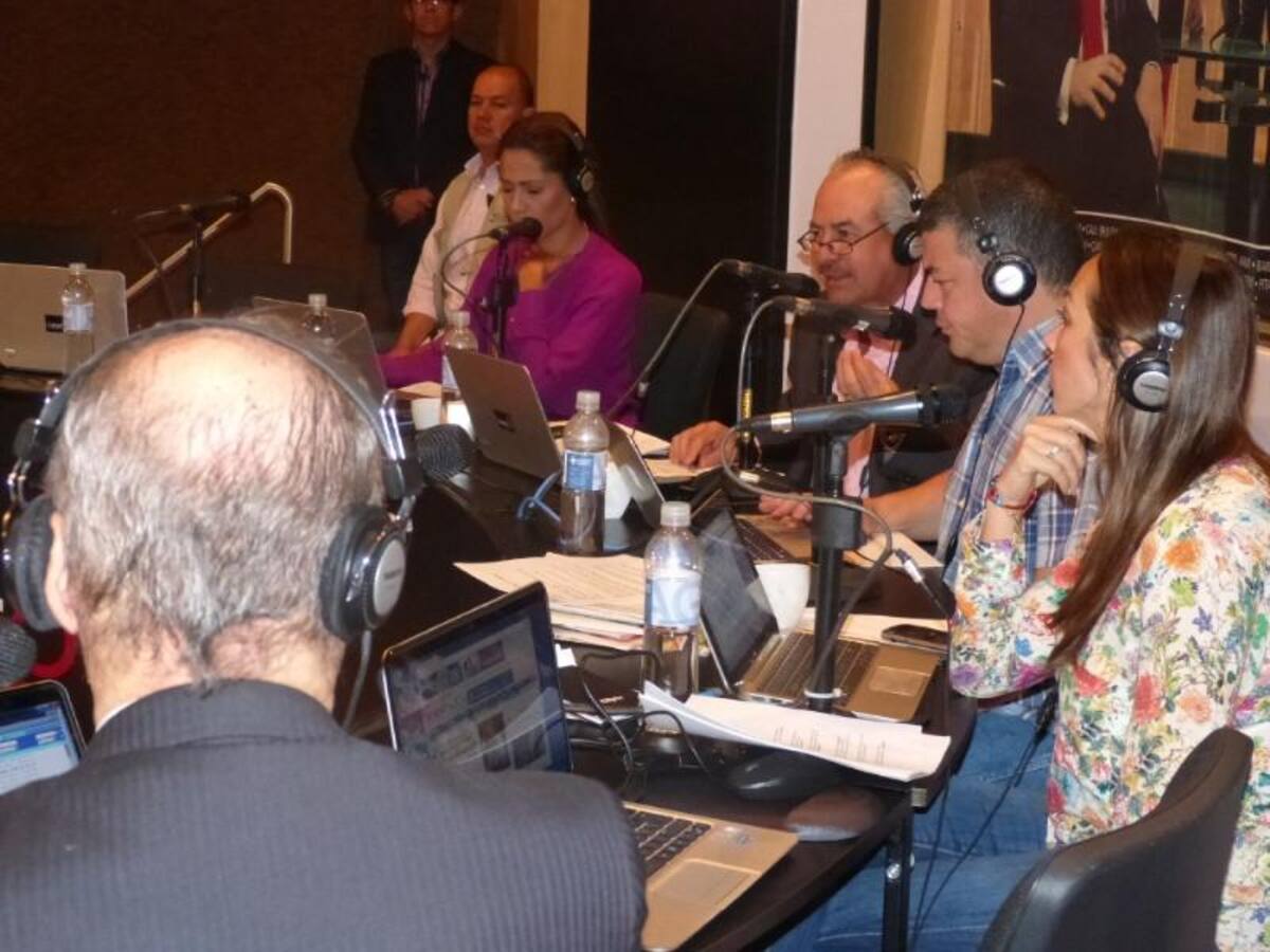 Darío Arizmendi y su equipo desde la ciudad más innovadora del mundo, mostrando lo mejor de Antioquia y sus gentes. Foto: Caracol Radio.