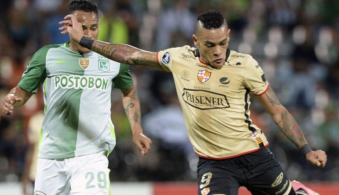Jonathan Alvez enfrentando a Atlético Nacional en un partido por la Copa Libertadores.