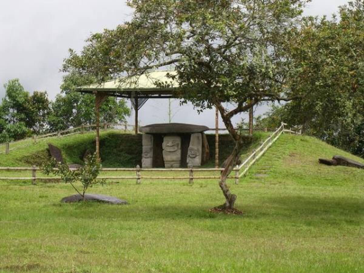 San Agustín es una población y municipio de Colombia ubicado en el sur del Departamento de Huila. Ubicado a una altura de 1.730 metros sobre el nivel del mar. Con un clima agradable de 18 grados centigrados, es propicio para el turismo arqueologico y ecológico. Está a 45 minutos de Pitalito.