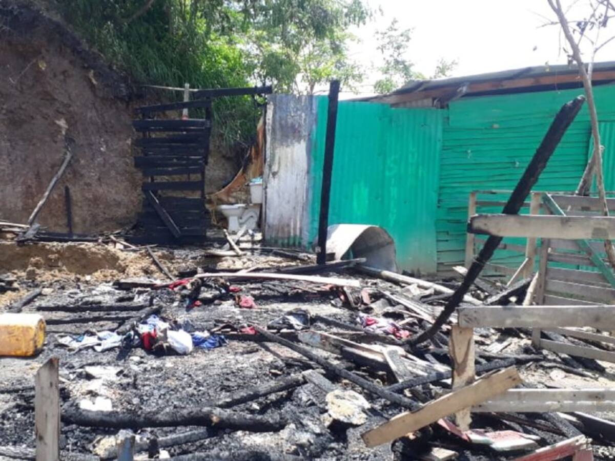 Incendio destruyó una vivienda en el barrio La María de Cartagena