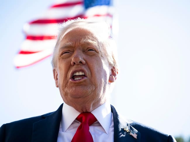 WSH01. WASHINGTON (ESTADOS UNIDOS), 08/10/2025.- Fotografía de archivo del 5 de octubre de 2025, que muestra al presidente de Estados Unidos, Donald Trump, hablando con los medios de comunicación en el Jardín Sur de la Casa Blanca, en Washington (EE.UU.). El Gobierno de Israel y el grupo islamista Hamás acordaron en la madrugada de este jueves comprometerse con la primera fase del plan de paz para la Franja de Gaza, que incluye liberar a los rehenes a cambio de prisioneros palestinos y la retirada del Ejército israelí de ciertas partes del enclave. EFE/ Graeme Sloan / Pool NO VENTAS ZONA EPA