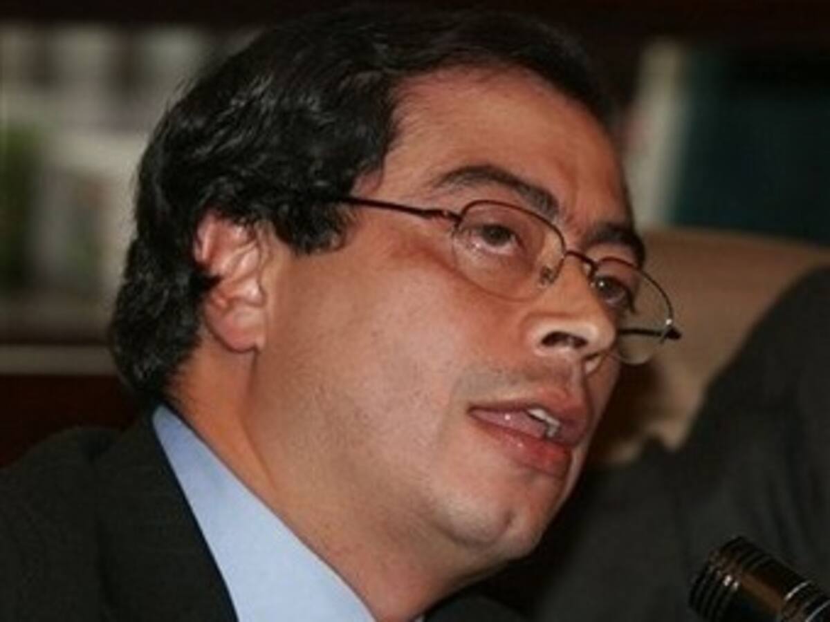 Uribe financió el referendo reelecionista con dineros del estado: Gustavo Petro