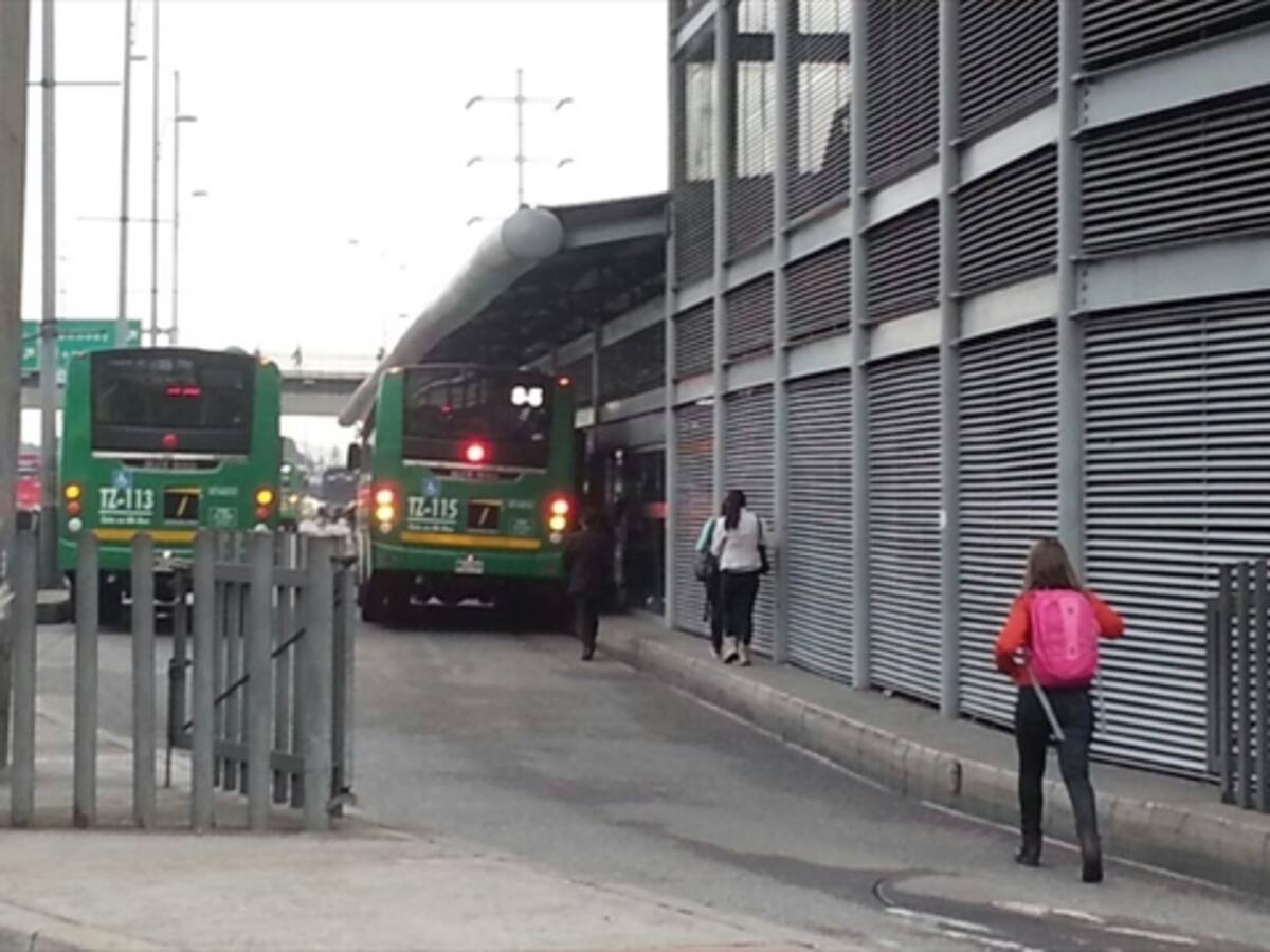 Usuarios se cuelan en Transmilenio para protestar por la tarifa (Video)