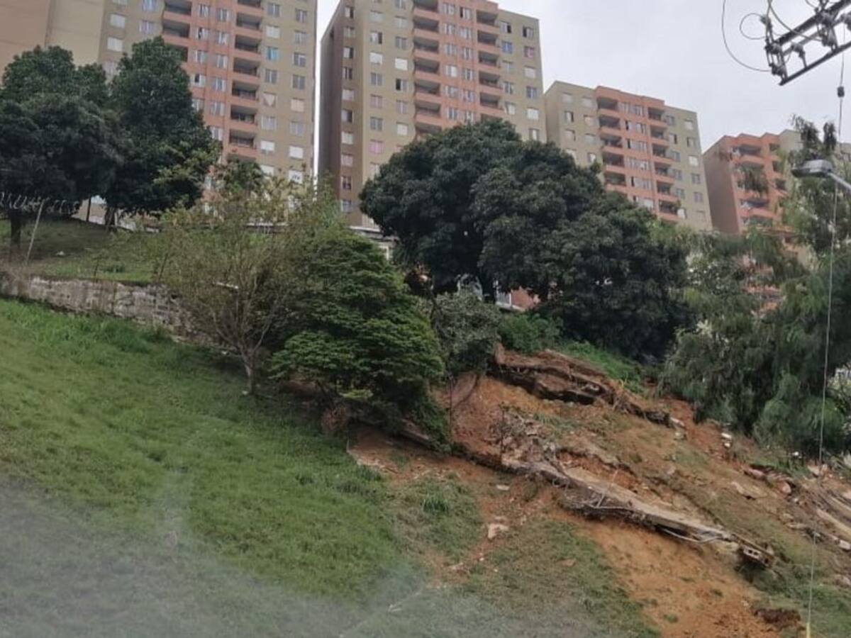 Cierran vía en Alto del Rodeo por deslizamiento de tierra