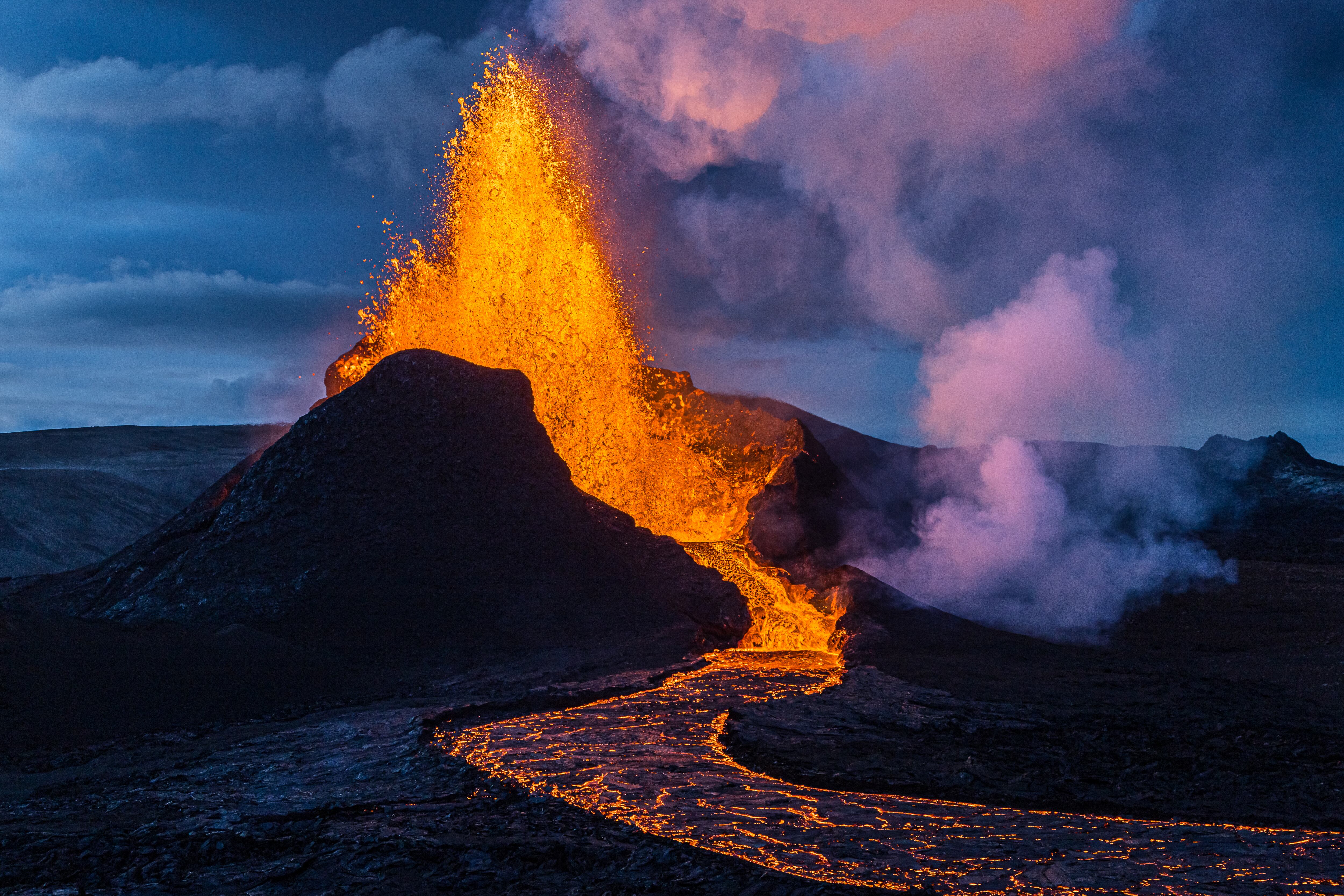 Islandia planea perforar un volcán para obtener energía geotérmica ilimitada. Erupción en Grindavik, Islandia. Foto: Getty Images.