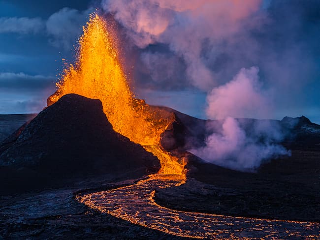 Islandia planea perforar un volcán para obtener energía geotérmica ilimitada. Erupción en Grindavik, Islandia. Foto: Getty Images.