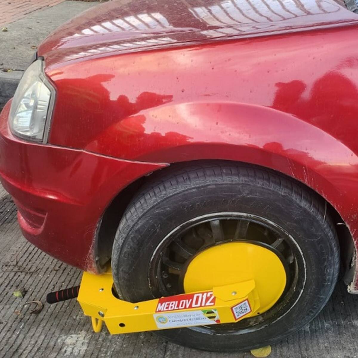 Con mecanismos de bloqueo vehicular refuerzan control al mal parqueo en Cartagena