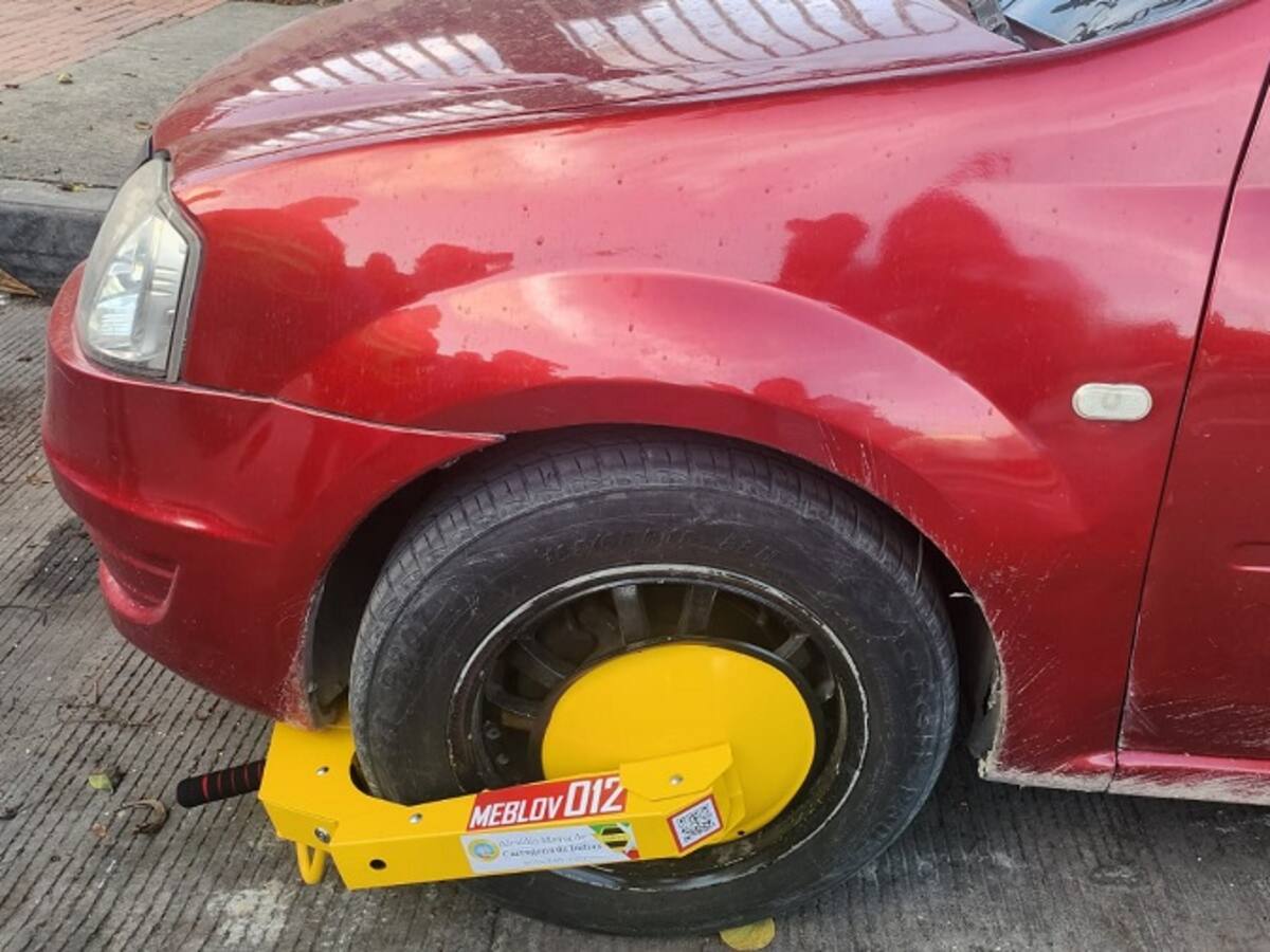 Con mecanismos de bloqueo vehicular refuerzan control al mal parqueo en Cartagena